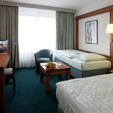 Hotel Amadeus Frankfurt Отели рядом с достопримечательностью «Берген-Энкхайм»