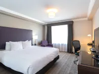 Sandman Hotel & Suites Calgary South Отели рядом с достопримечательностью «Железнодорожная станция Heritage C Train»