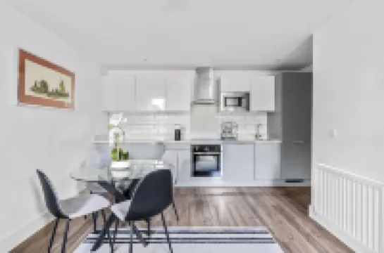 Luxurious 2 Bed Apartment with Free Parking, Sky Sports & Netflix, Chelmsford City Hotels in Chelmsford