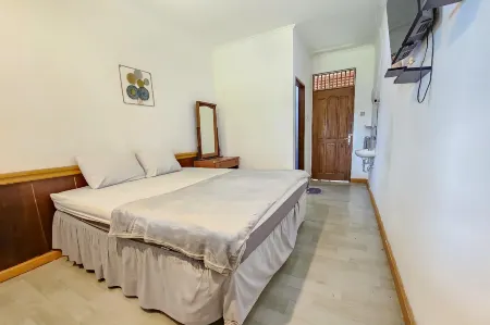 RedDoorz Near Pasar Cipanas Отели рядом с достопримечательностью «Botanic Garden Cibodas»