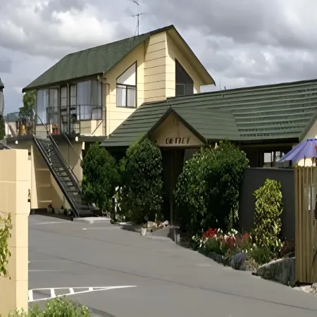 Colonial Motel
