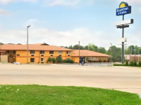 Days Inn & Suites by Wyndham Marshall