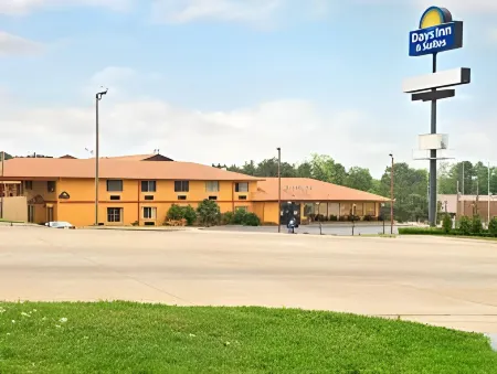 Days Inn & Suites by Wyndham Marshall