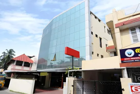 Hotel Gamas Inn Отели рядом с достопримечательностью «Пазхавангаэди Сри Маха Ганапати Темпл»