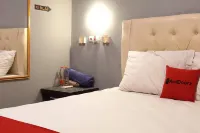 RedDoorz at Deluxe Hotel near Terminal Purabaya Bungurasih Hotel di Kecamatan Gedangan