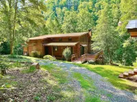 Dunn's Creek Hideaway 3 Bedroom Cabin by RedAwning Hotels near Talking Turkey Studio