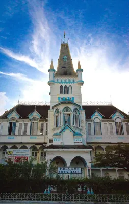 Carri’s Hotels near The 1823 Memorial