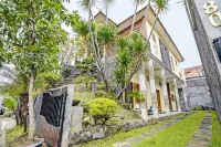 OYO Life 92030 Ef Palm Guest House Family Hotel dekat al-Akbar National Mosque Surabaya