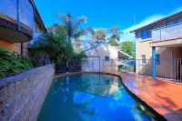 Travellers Motor Village Hotels in Waratah West