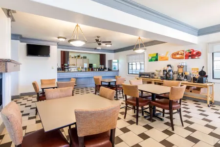 Quality Inn & Suites Gallup I-40 Exit 20 Отели рядом с достопримечательностью «Navajo Code Talkers Museum»