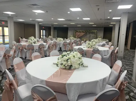 Holiday Inn Express & Suites Pittsburgh West Mifflin