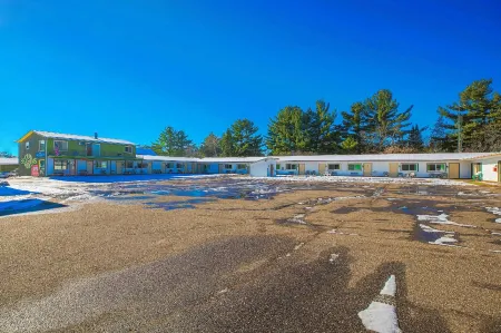 Love Hotels Tomahawk by OYO at Lake Mohawksin WI