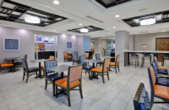 Holiday Inn Express & Suites I-26 & US 29 AT WESTGATE MALL by IHG - С парковкой