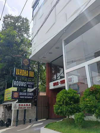 Hotel Vardha Inn Отели в г. Ироду
