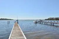 Lake Macquaries' Edgewater Lakehouse at Morisset Memories Hotels in Lake Munmorah