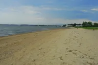 Cozy and bright shoreline studio apartment - walk to beach and row to boat Hotels in North Kingstown