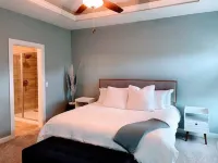 Entire Home: First Class Stay for Work & Play Hotels near Bettendorf Public Library