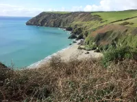 Peaceful hideaway with scenic views. Hot-tub & dog-friendly walled garden