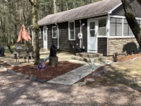 In the Heart of Hatfield- Direct access to ATV trail,  Also great for family's โรงแรมในJackson County