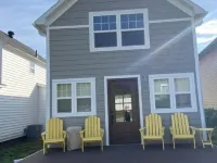 1 block to lake, 2 blocks-Surf Ballroom, & 3 blocks-City Park-Perfect posh stay! Hotels in Clear Lake