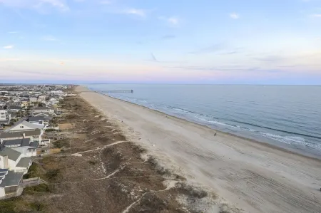 Sale! 5Star Reviews Luxury2 Bedroom House Pool, Steps from Ocean/Beach, Sleeps 4