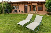Charming country cottage in quiet village inland Costa Brava. Pool, barbecue