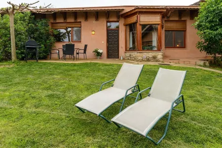 Charming country cottage in quiet village inland Costa Brava. Pool, barbecue
