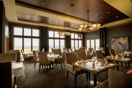 Bend's Best! Park ~ resort pool + amenities ~ fitness ~ golf~ hot tub ~ W/D ~ 🐶