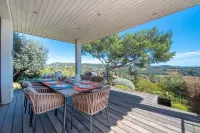 Magnificent villa with breathtaking views of the sea and vineyards, a little paradise