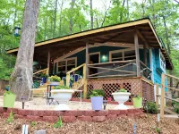 REST ASSURED WITH HOT TUB AND COMFORT OF THIS HOME! Hotels in Catheys Creek