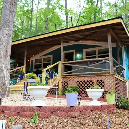REST ASSURED WITH HOT TUB AND COMFORT OF THIS HOME! Отели в г. Кэтис Крик