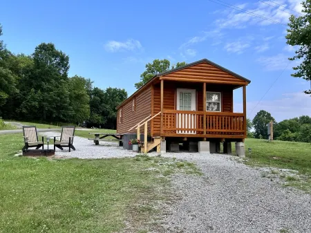 Tranquil Cabin on Lake, 1 hour east of Nashville. Nearby Waterfalls.