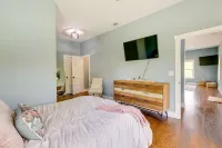 Lakefront Luxury Retreat, Kayaks, Game Room, Firepit, Pool Table & Private Dock
