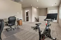 U3 - Stunning Themed Home! - Peloton Bike - 3 King Beds - 1G WiFi - 2 Work Desks