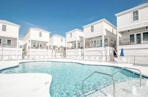 The Sand Haus - Steps to Beach - 7 Separate Beds - Pet Friendly - Pool - Grill