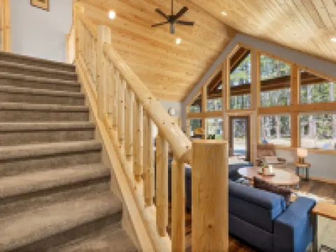 Snowshoe Inn - King Master - Hot Tub - Fire Pit - Trails - Community Pool Hotels in Ronald