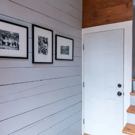 Lovely 2 Bedroom Carriage House Unit with Loft