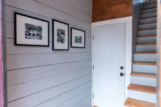 Lovely 2 Bedroom Carriage House Unit with Loft