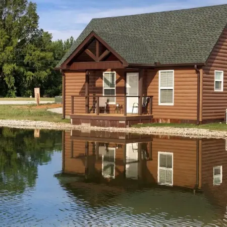 Cabin D by the Pond - King bed - Swimming Pool