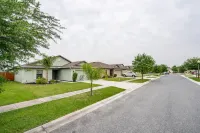 Retreat with bike access/full kitchen/Fence yard/board games/mins from Orlando Hotels in Tavares
