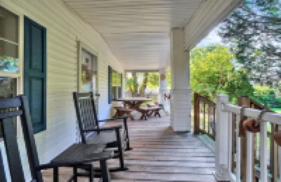 Captain's Cottage- Walking distance to beach, 10 Mins to DE Turf