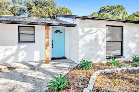 Updated Ranch near Airport & easy access to Beaches