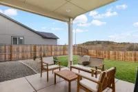 Beautiful Clean and Modern Home In Medford. Hotels near Rogue Valley International Airport
