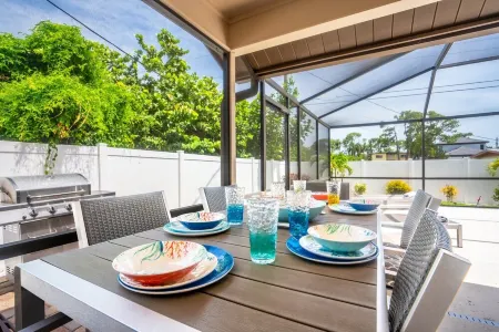 3mins2Beach-Sleeps10-Pool+FencedYard-Bikes-Patio