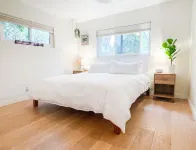 Walk to the beach or relax and grill outdoors in the amazing yard! 레이치테그 파운데이션 주변 호텔