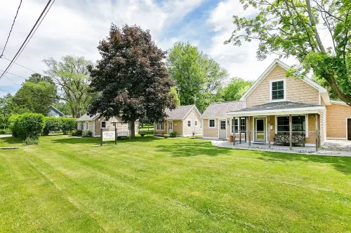 3 Adorable Old Fashioned Cottages In A Great Location ~ 3 Cottages At One Price!