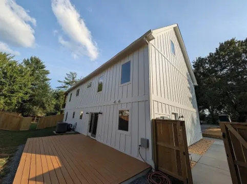 Walk to Breweries, Live Music, Restaurants, Parking, Fenced Yard.