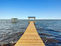 Baywatch Paradice Paradice  8 m to Beach, Private Pier, Sleeps 8 Fenced Dog Area - 5-Star