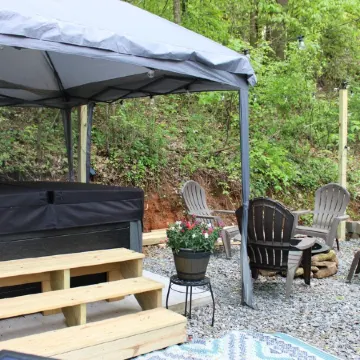 The Not SO “Tiny” Couple’s Cabin. 5 Minutes to Downtown with Hot Tub & Fire Pit