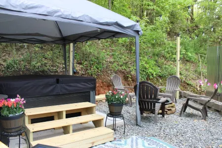 The Not SO “Tiny” Couple’s Cabin. 5 Minutes to Downtown with Hot Tub & Fire Pit